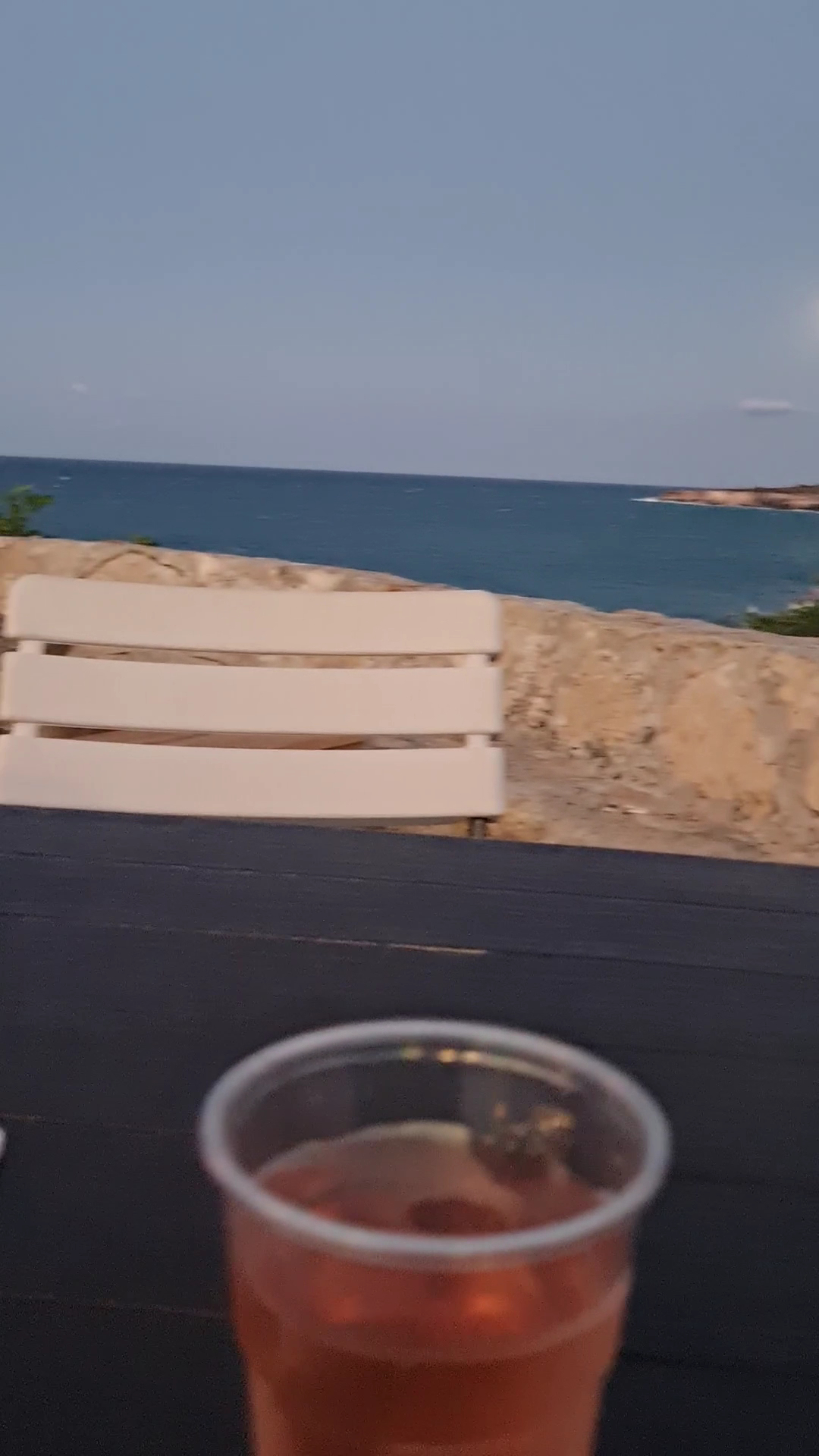 Un drink al tramonto sulla scogliera