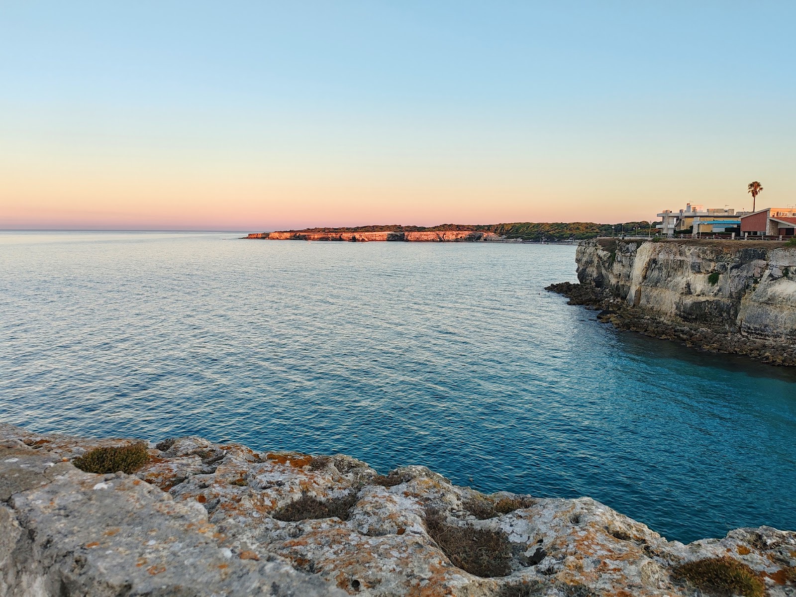 Il tramonto sulla scogliera di Torre dell'Orso vista dalla Baracca