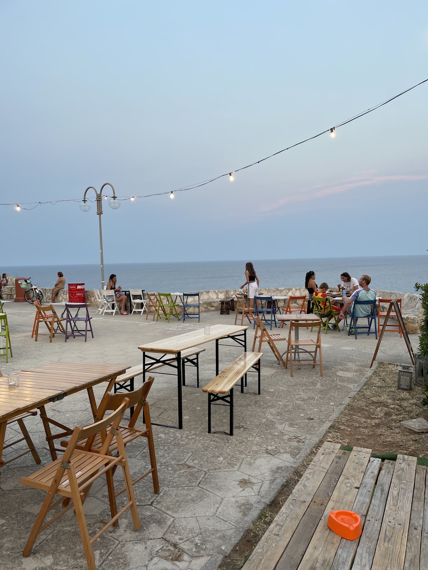 Panchine e luci sul mare all'ora blu